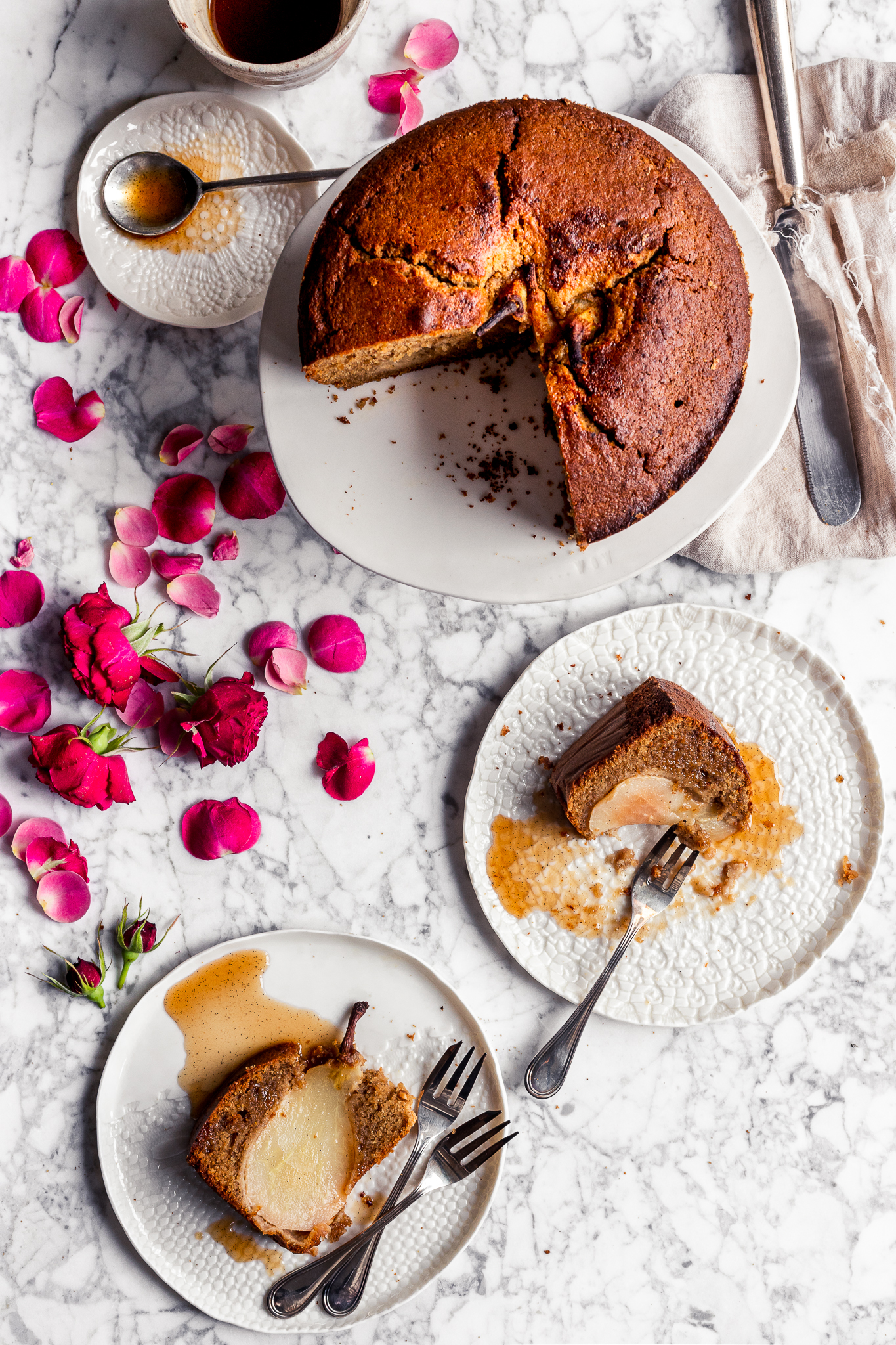 Come sciroppare le pere e la ricetta della torta di pere sciroppate al rum