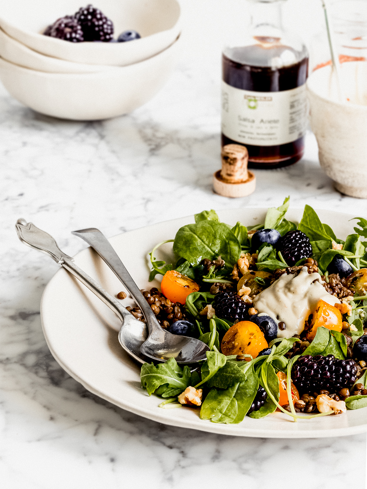 Insalata di lenticchie, spinacini, rucola e more